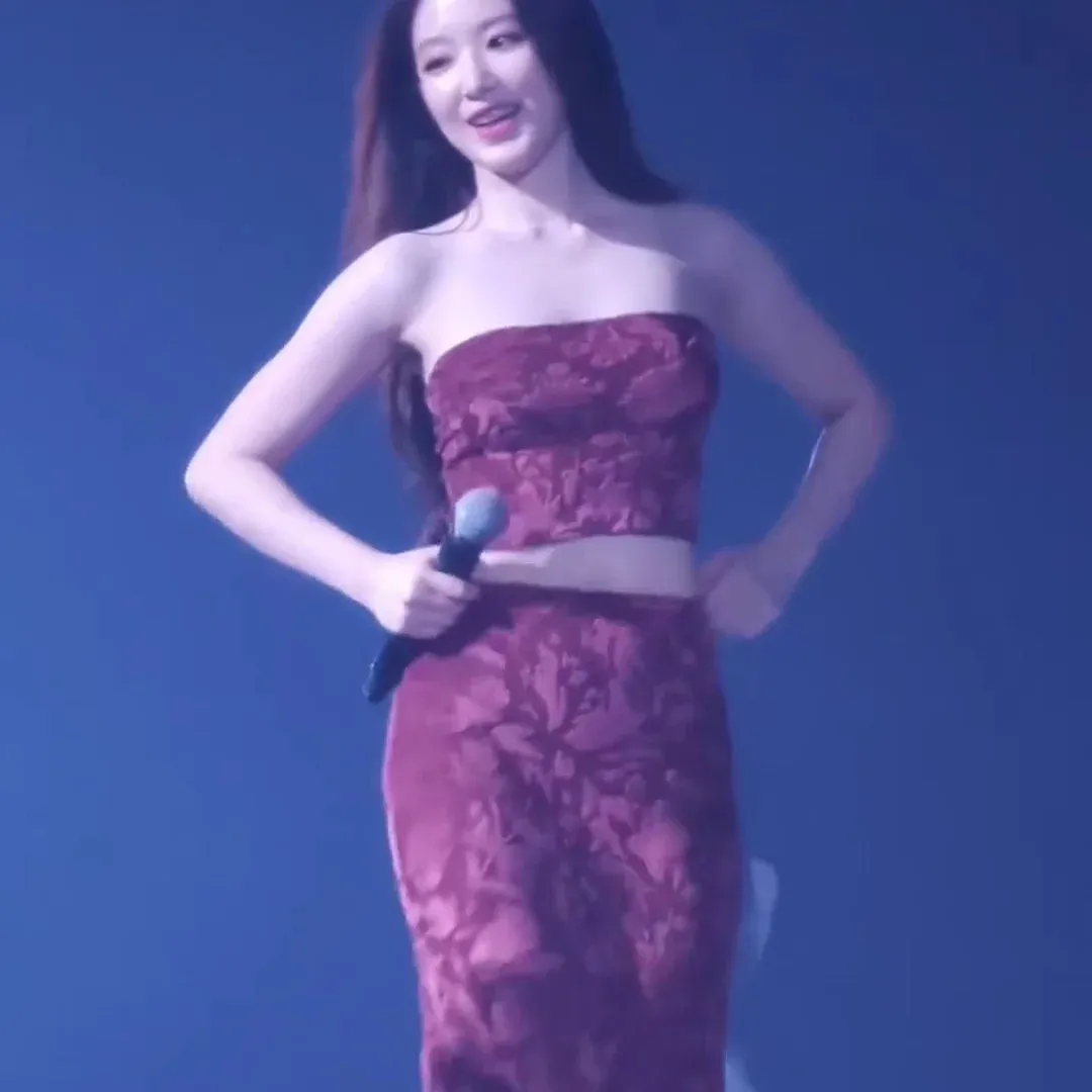 哇瘋了!!! 偶像舒華紅色花紋平口上衣爆炸前夕 + 緊身長裙下半身曲線超性感核彈!!!