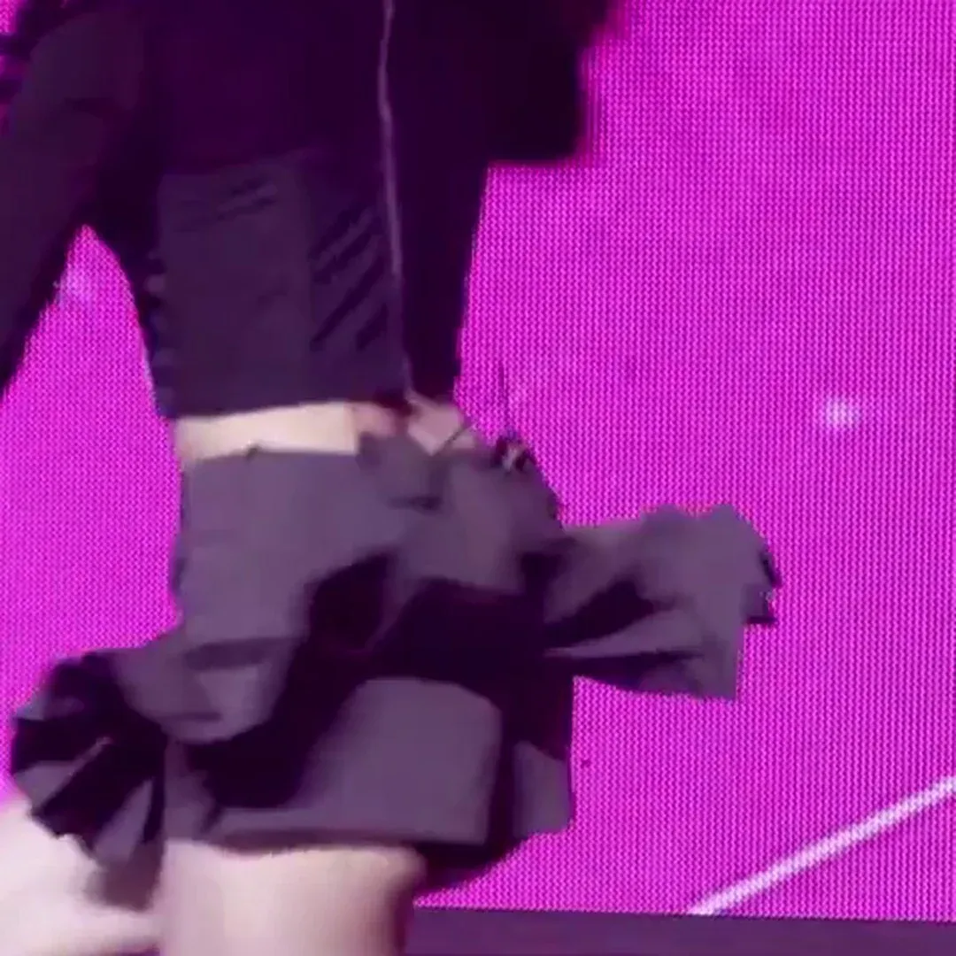 Kep1er’s Choi Yujin Stuns in Super Short Skirt and Shorts – Sexy Performance GIF