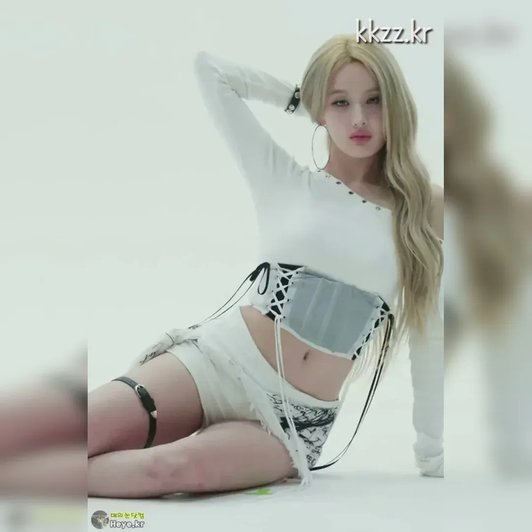 Breathtaking Bell in Hot Pants! Kiss of Life Bell’s Alluring Sexy GIF