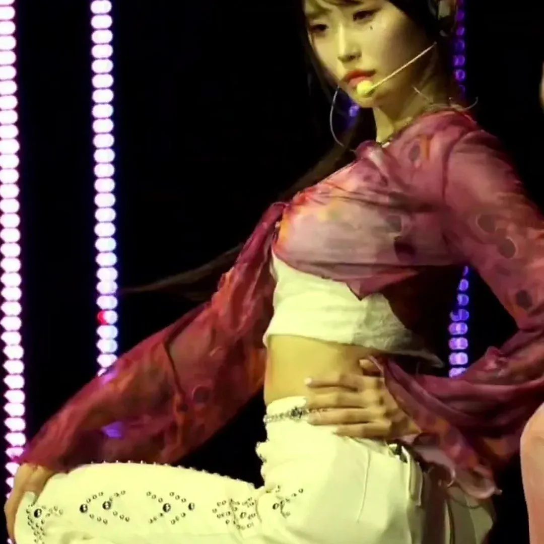 階段で足を伸ばしたソン・ハヨン、白パンツが映える美しい後姿