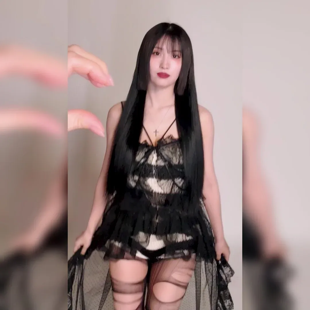 哇嗚！Momo心形挑戰黑白內衣直拍太震撼😭