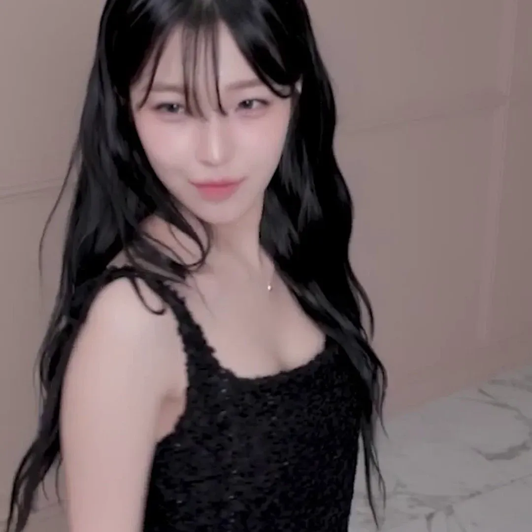 fromis_9 白知憲 黑色洋裝性感爆發，深邃胸線讓人目不轉睛