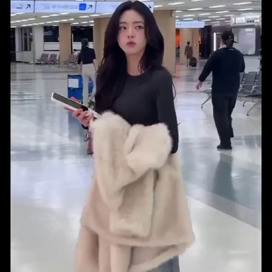 Fans Go Wild at the Airport! ITZY’s Yuna Wows with Killer Wink and Sexy Visuals