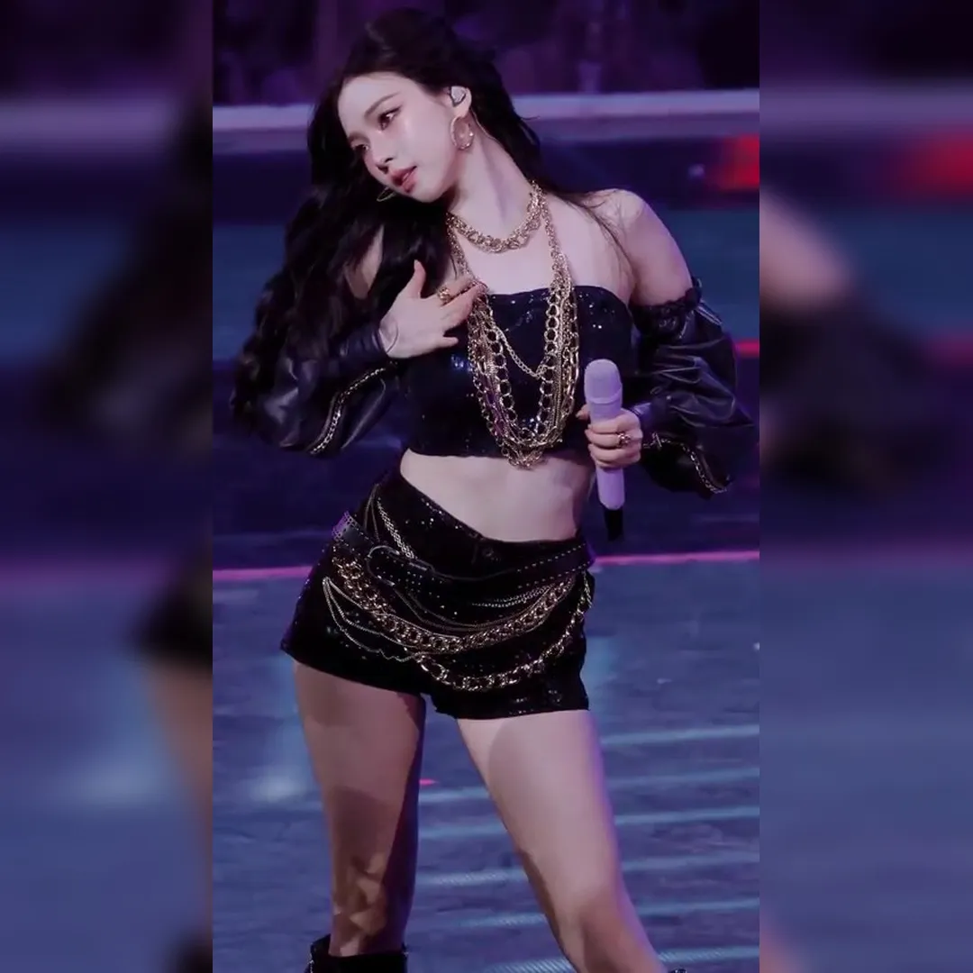 Karina Rocks a Black Tube Top with Golden Chains: Flawless Waistline and Jaw-Dropping Fancam!