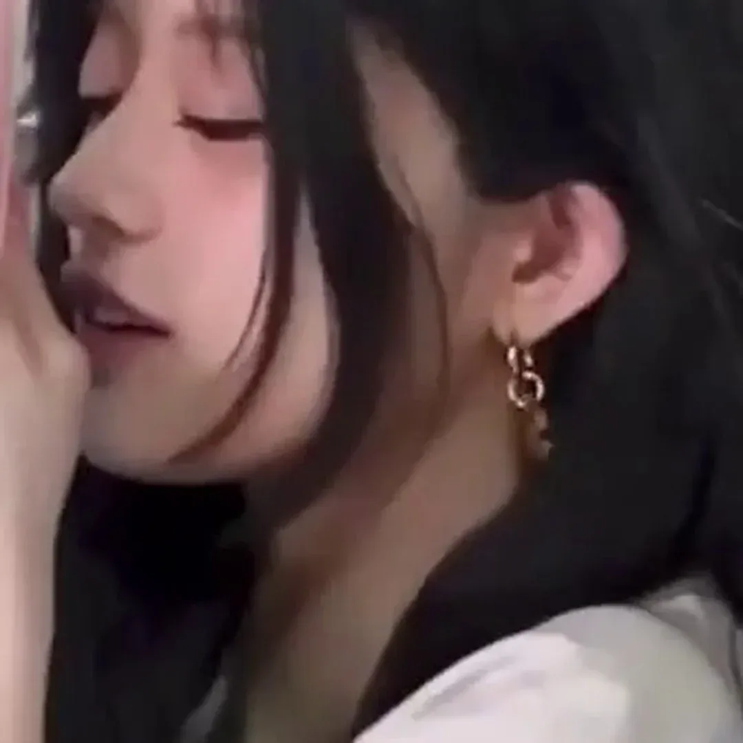 【아이릿】ひざをついたツインテールのミンジュ、純白のインナーパンツが弾ける太もも