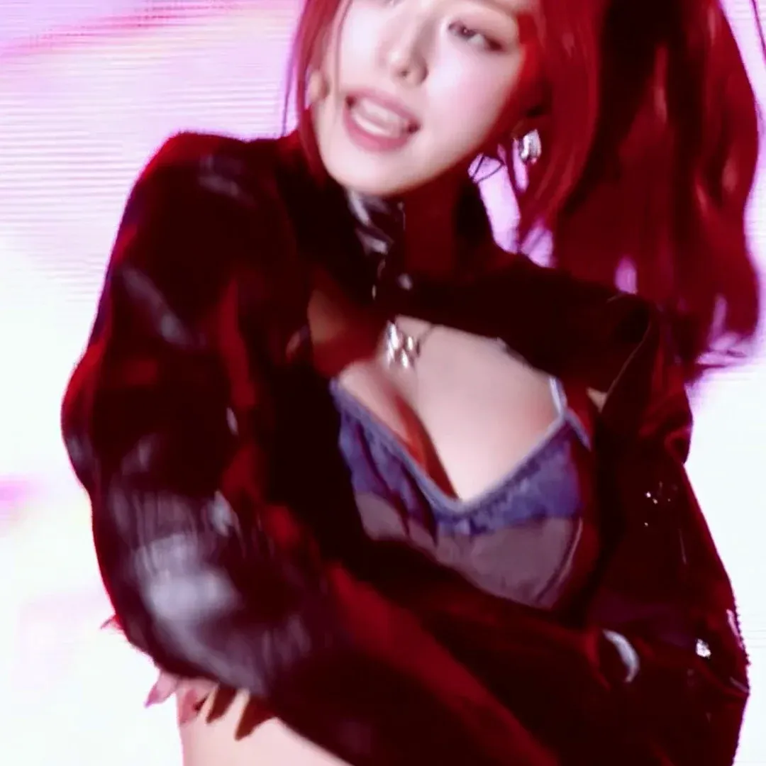 ITZY’s Yuna Shows Off Killer Core Strength on Music Bank! Her Mesmerizing Waistline is Next Level