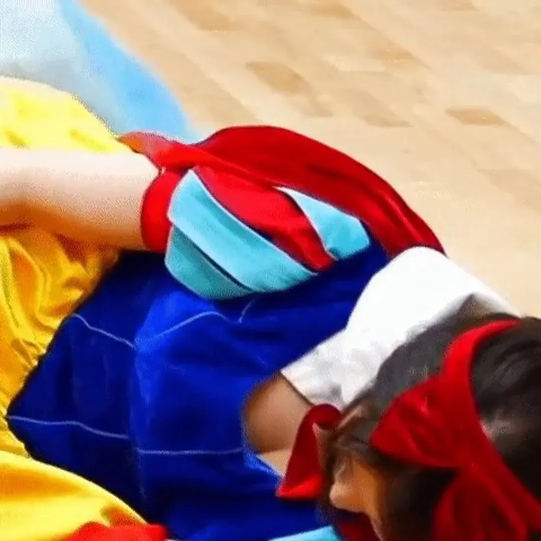 エンミックス ジウ、白雪姫ドレスでハプニング！胸元が危うく…