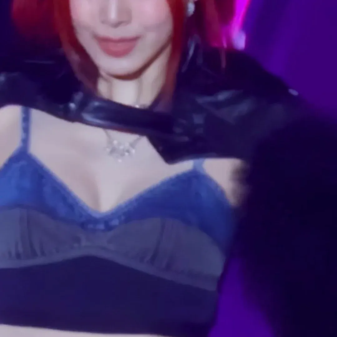 ITZY’s Yuna Stuns in Bra Top! Jaw-Dropping Look