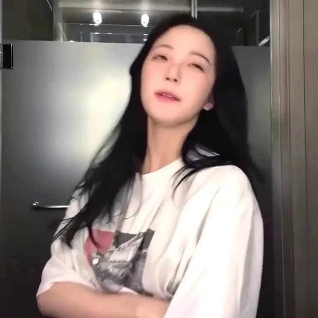 Jaw-Dropping Thigh Moment on Livestream! Baek Jiheon is Killing Us with Her Sexy Moves💦🔥