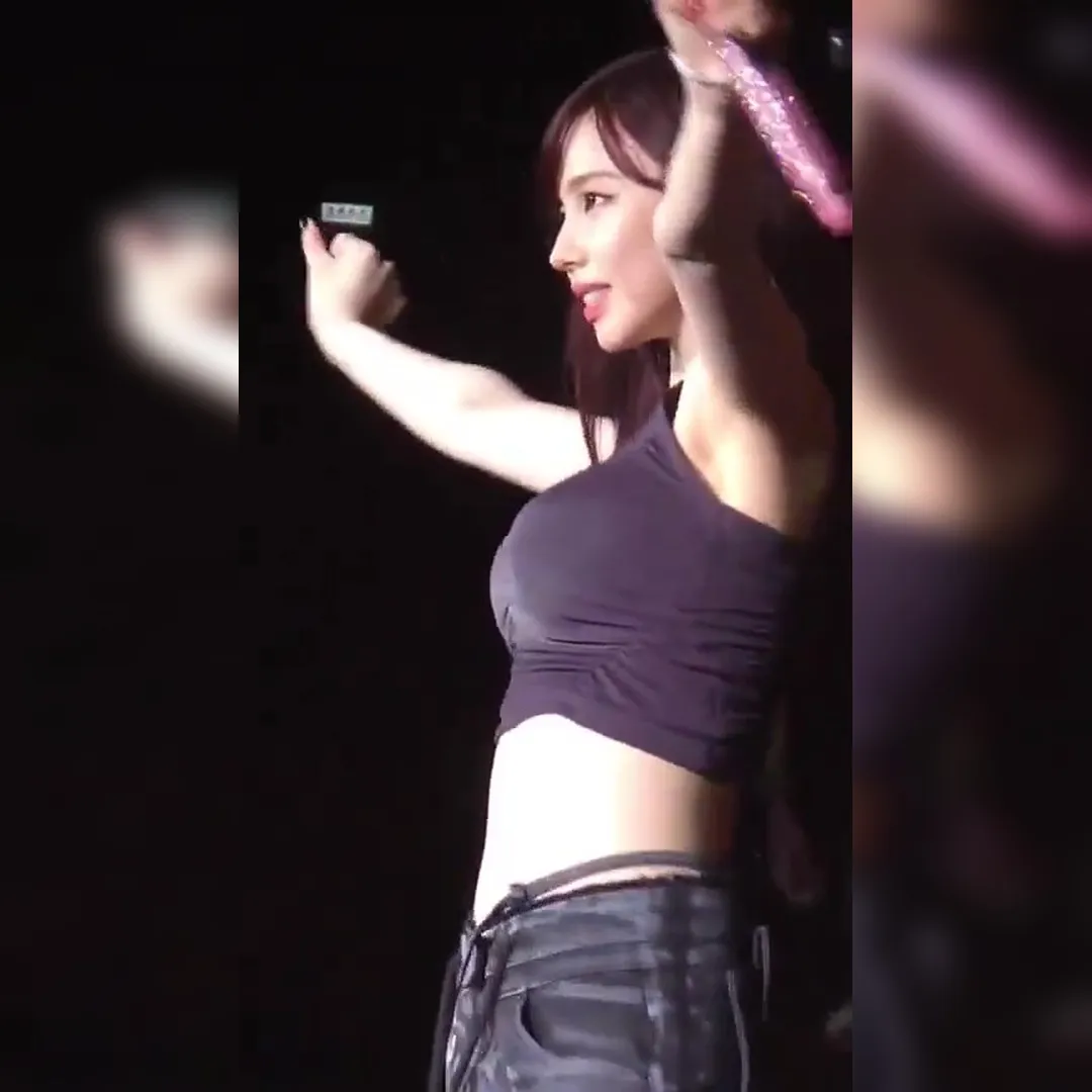 Karina’s Side Profile: Jaw-Dropping Curves Steal the Show