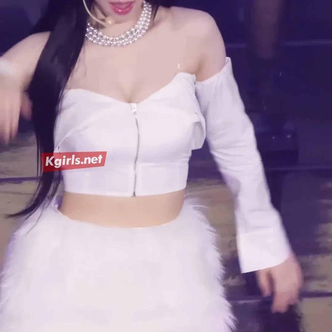 エスパ カリナのセクシーな衣装で魅力全開！驚愕の露出