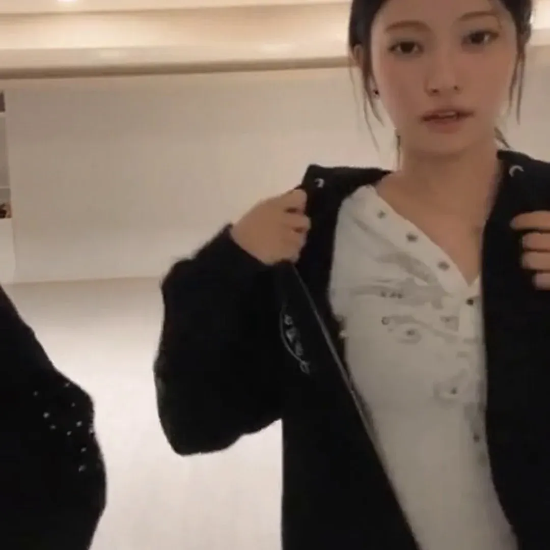 フーディ脱いだら白Tの下から爆発寸前！オドユス サマーの胸が凄い