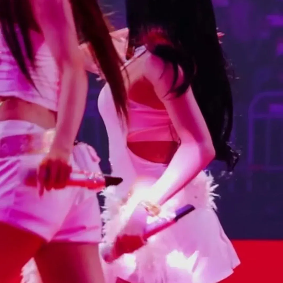 ベイビーモンスター・アヒョンのフェロモン炸裂！腕を上げた瞬間に広がる真っ白なセクシーさ