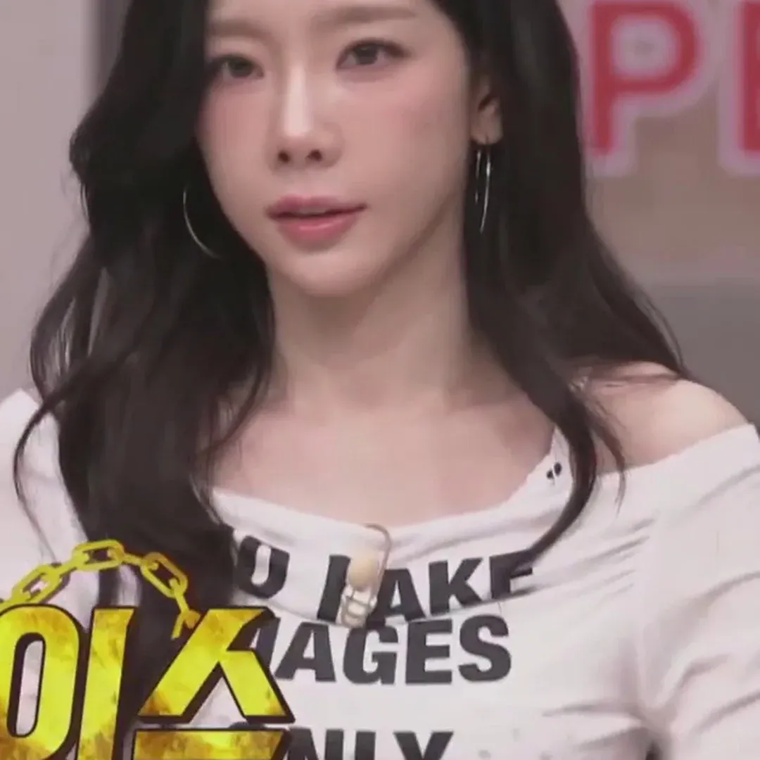 Taeyeon Stuns with Her Curves! Irresistible Waistline in Sexy GIF