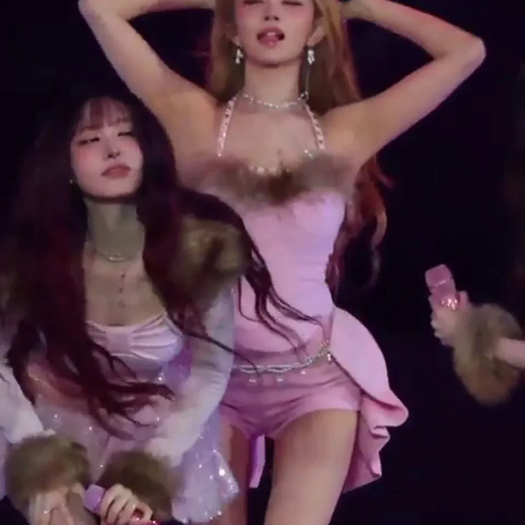 [IVE] レイ ピンクのホットパンツ 王リボンが映えるゴージャスヒップ…90度のお辞儀で見せる完璧なヒップライン