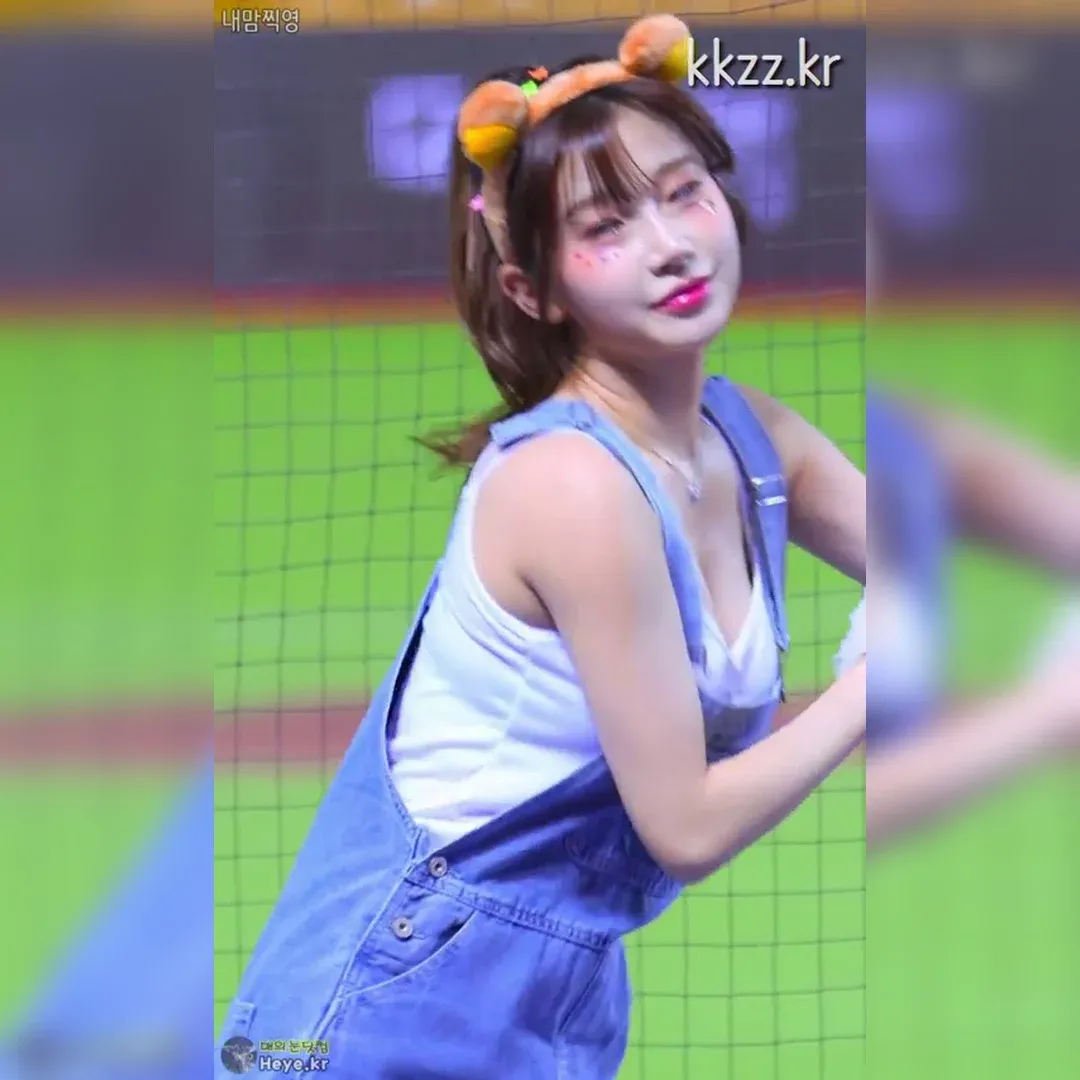 Sooki and Lee Joo-eun Rocking the Overalls: Jaw-Dropping Curves in HD GIFs