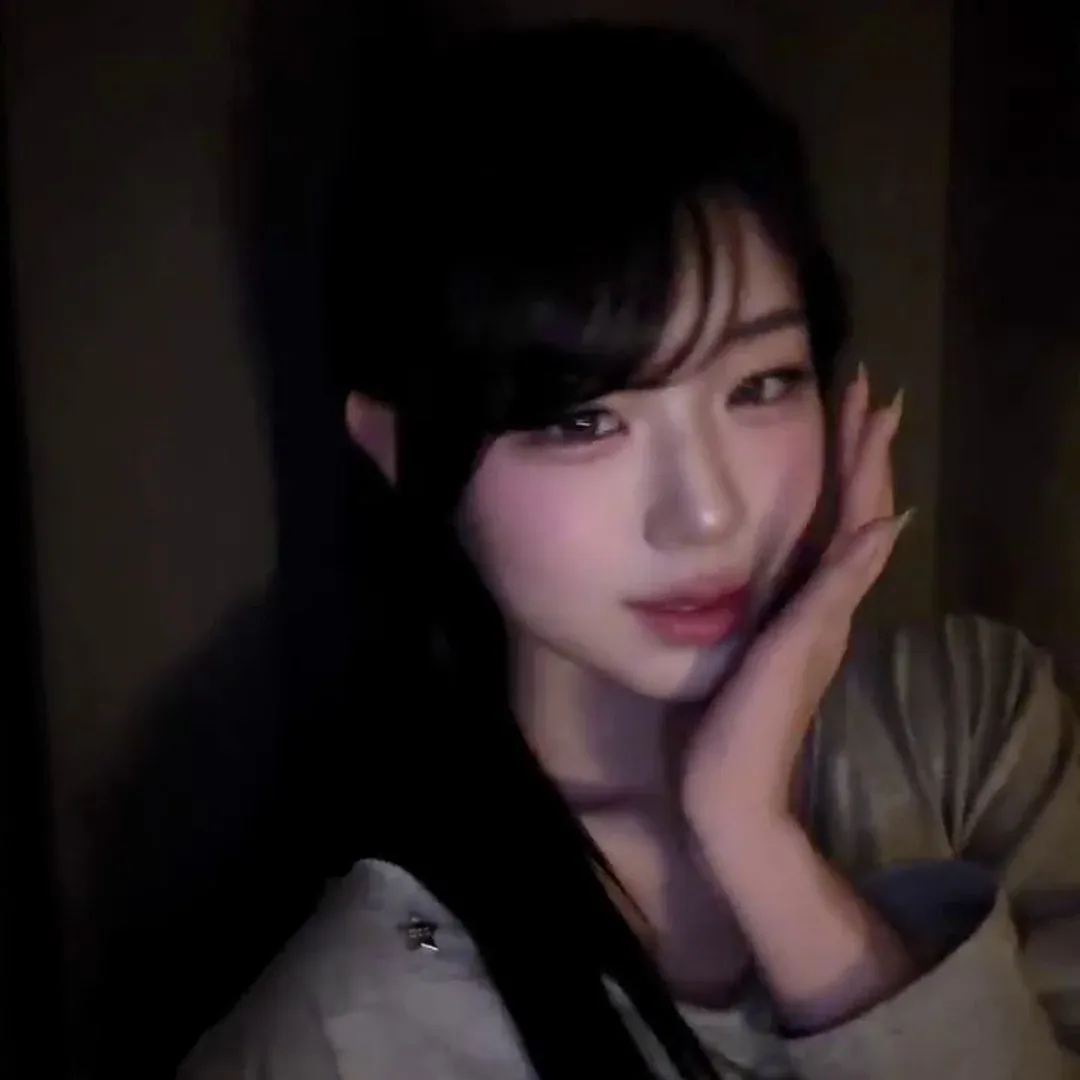 トリプルSのキム・チェヨン、前髪おろしてセクシー全開！