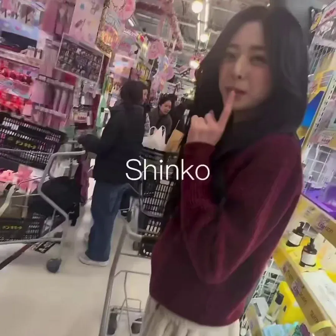 日本演唱會結束後ITZY Yuna瘋狂掃貨唐吉訶德，肌膚狀態驚人致命性感