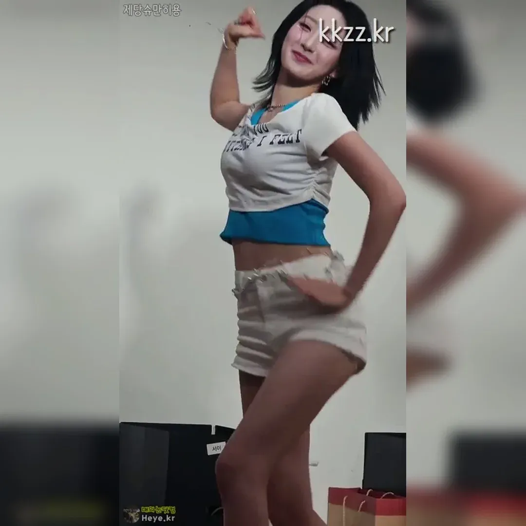 하얀 핫팬츠로 다리 터지는 하이키 휘서 치명적 엉덩이 움짤🔥