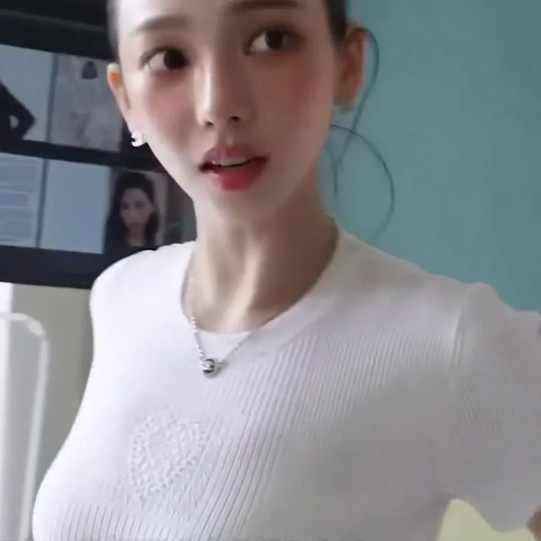 카리나 가슴 터질 묵직 골지티 라인 폭발! 샤넬 뷰티 비하인드 에로 폭격ㅠㅠ