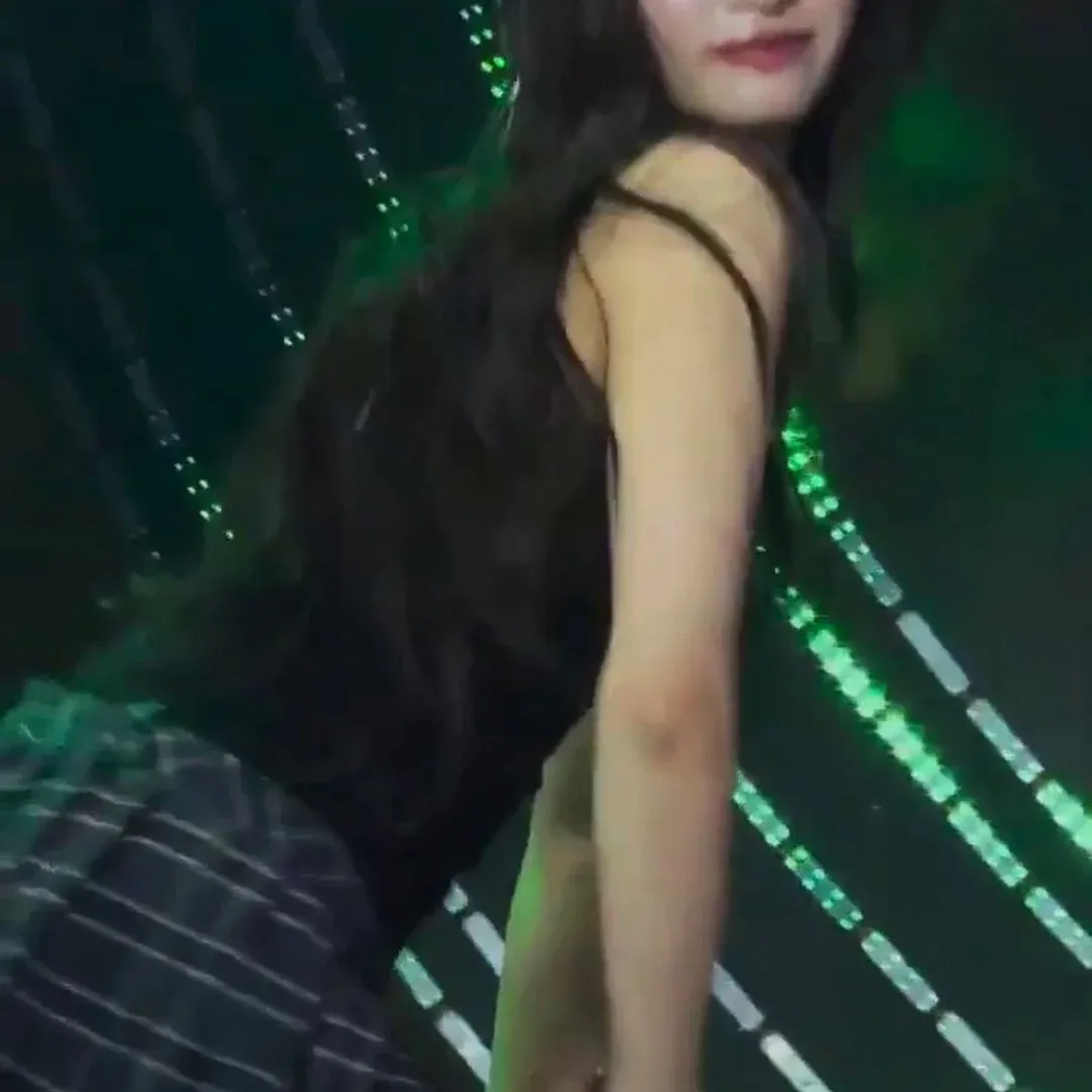 哇，瘋掉了！格紋短裙撕裂的性感 IVE 李敍的致命臀部爆發ㅠㅠ