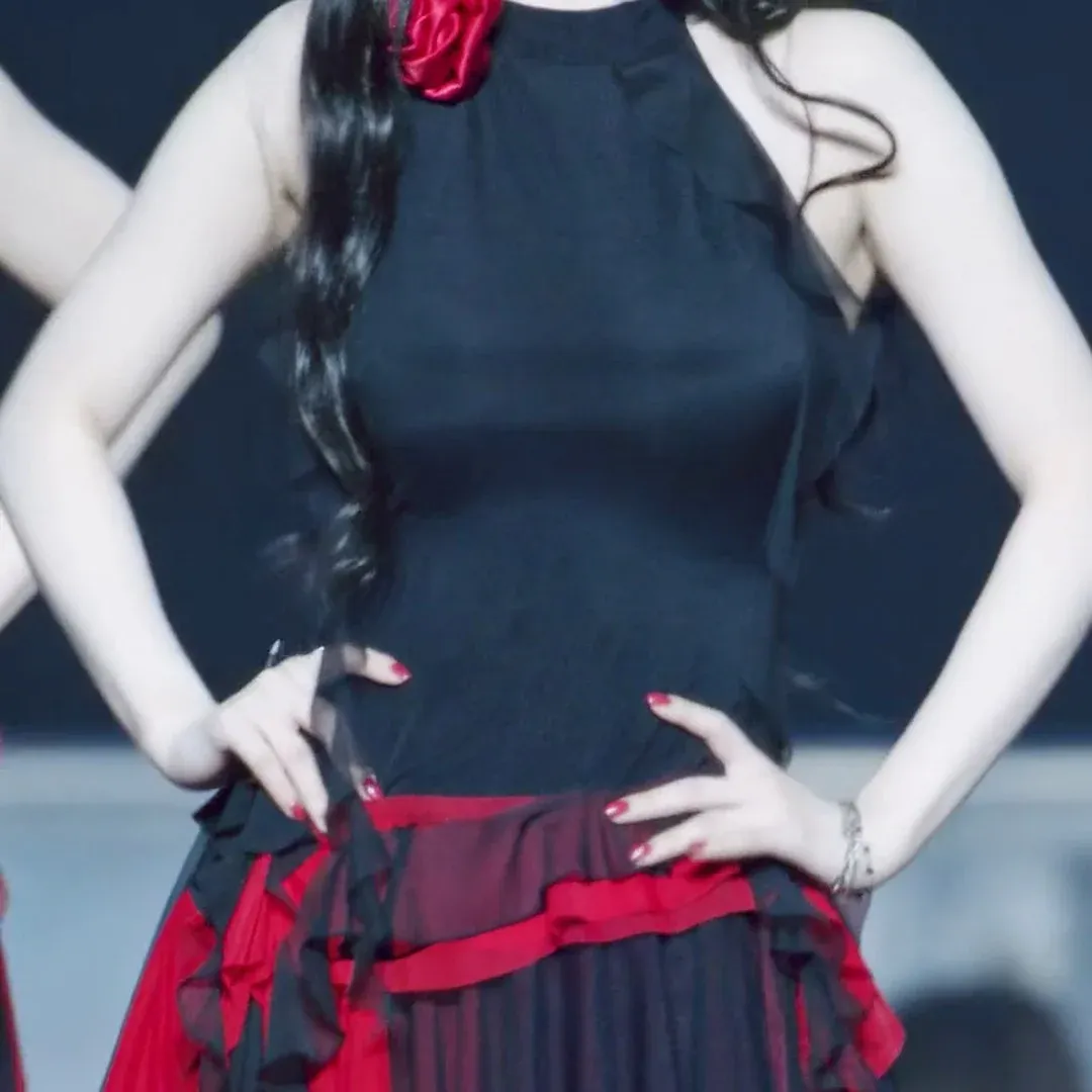 aespa Karina 的露背洋裝展現完美身材，令人驚艷