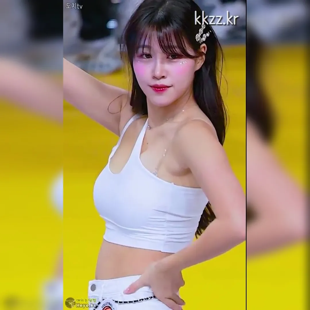 Kim Doah’s Crop Top Cheerleader Fancam Will Leave You Speechless