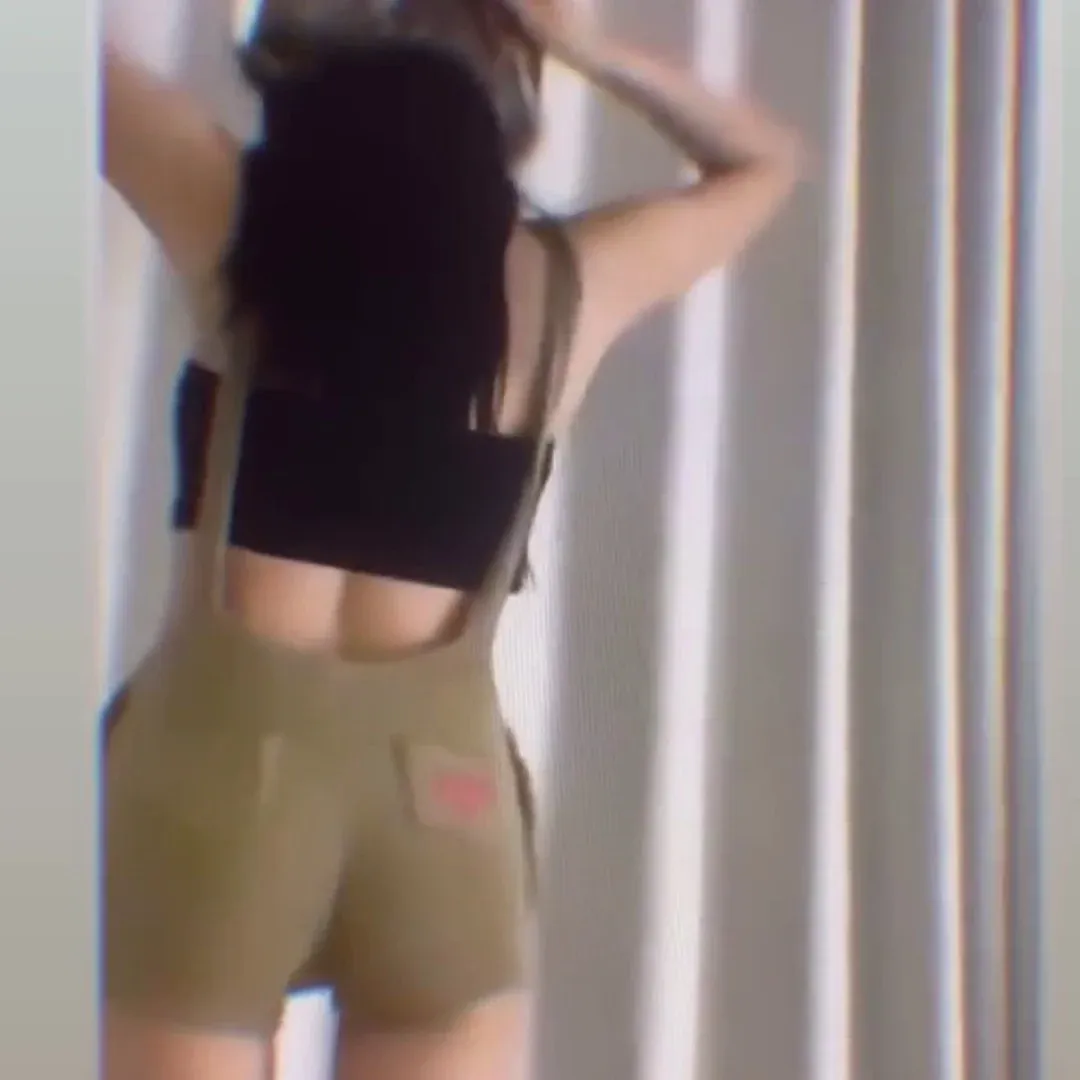 에스파 닝닝 연두 멜빵 반바지 터질듯 꽉 조인 엉덩이 뒤태… 미쳤어