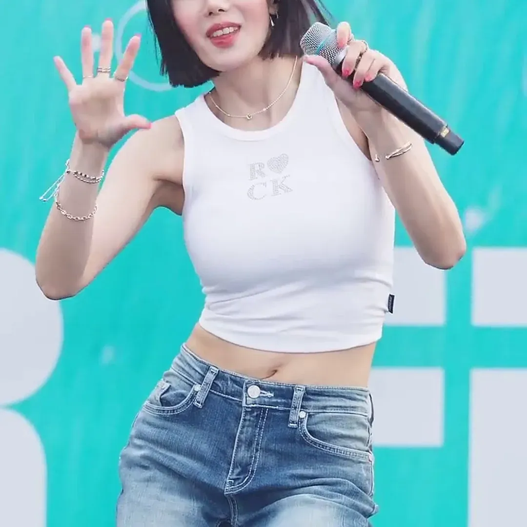 Eunbi Kwon’s Mind-Blowing Figure in White CK Tank and Jeans 🔥