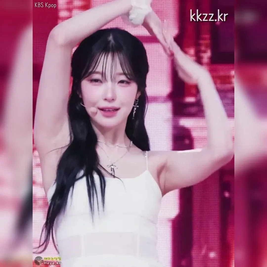 白いノースリーブで腹筋炸裂！プロミスナイン・ペク・ジホンのセクシーダンスGIF