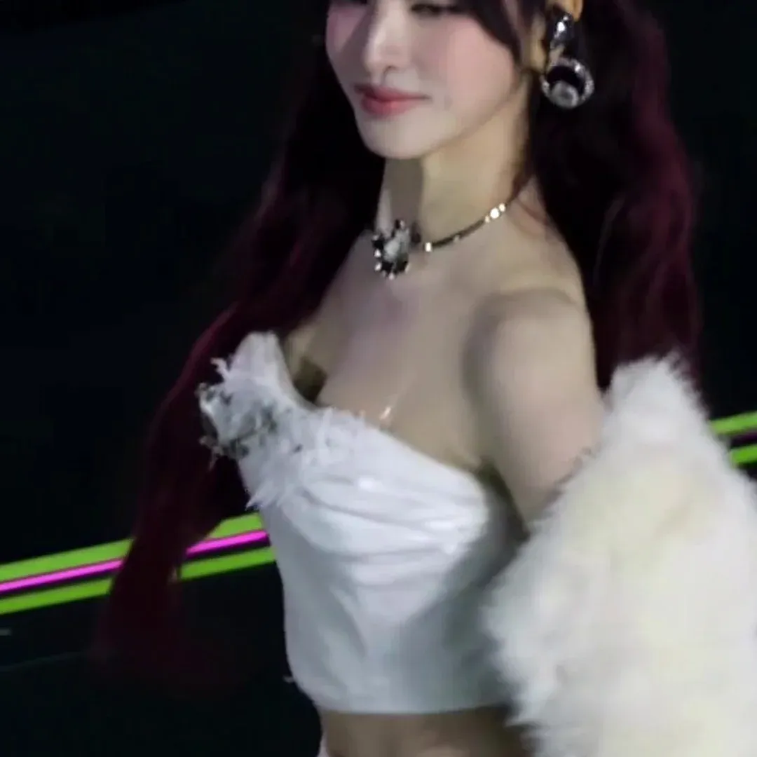 IVE’s Liz Stuns in Daring White Tube Top! Major Jaw-Dropping Moment