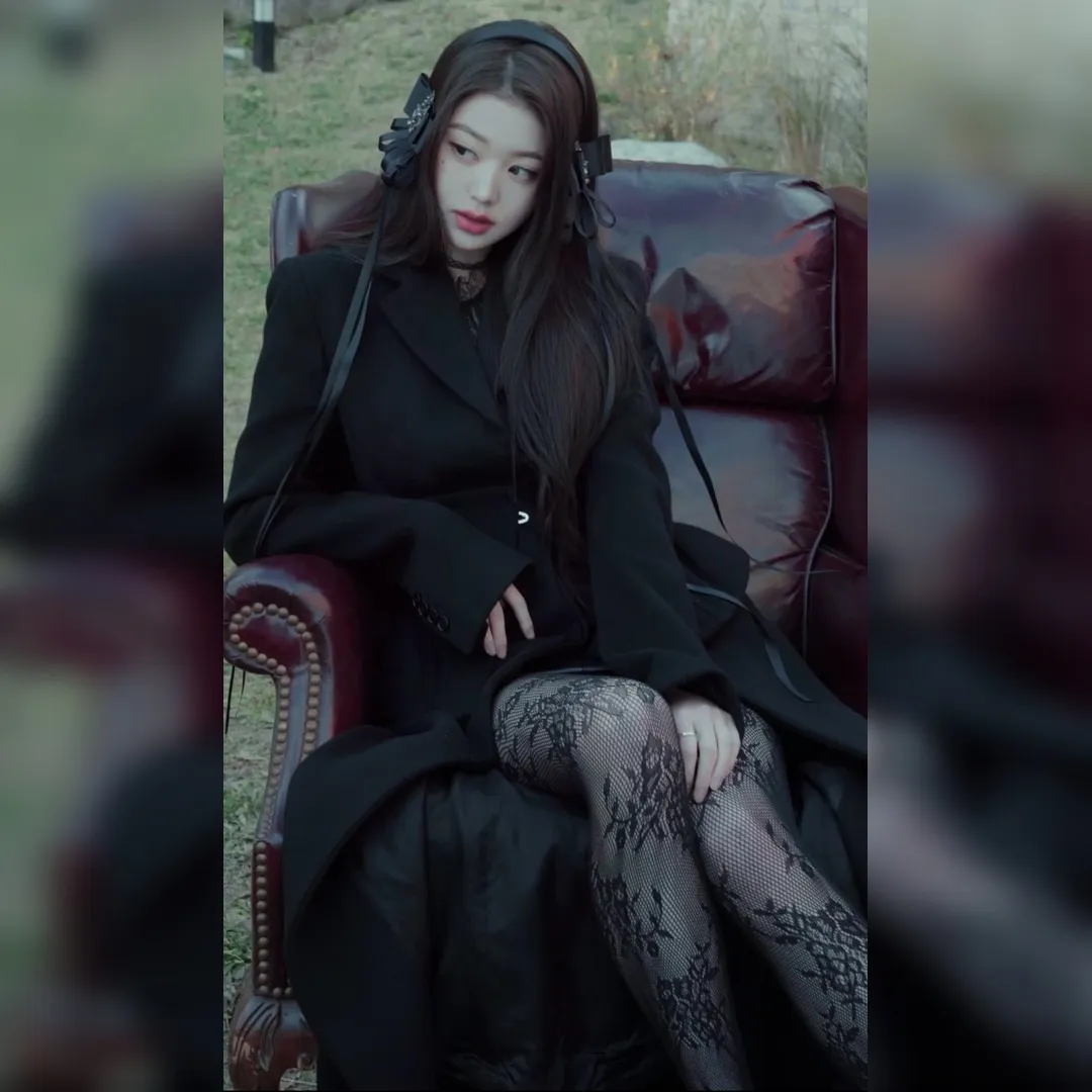 OMG Jang Wonyoung’s All-Black Fishnets and Legs Are Goals! 😍