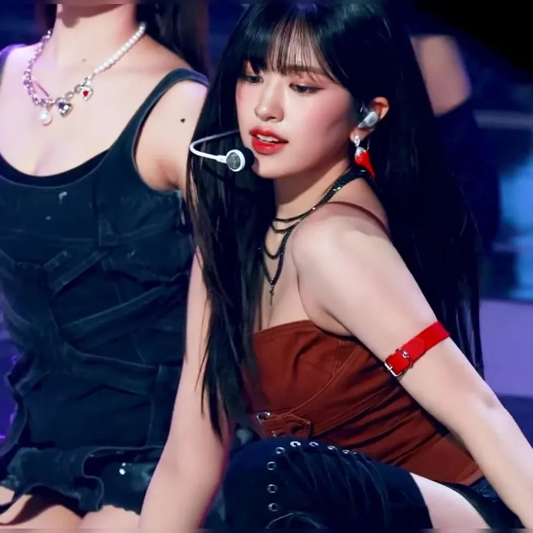 IVE アン・ユジン 赤いストラップキャミ、胸元がはっきり見える！4Kの凄さヤバいㅠㅠ