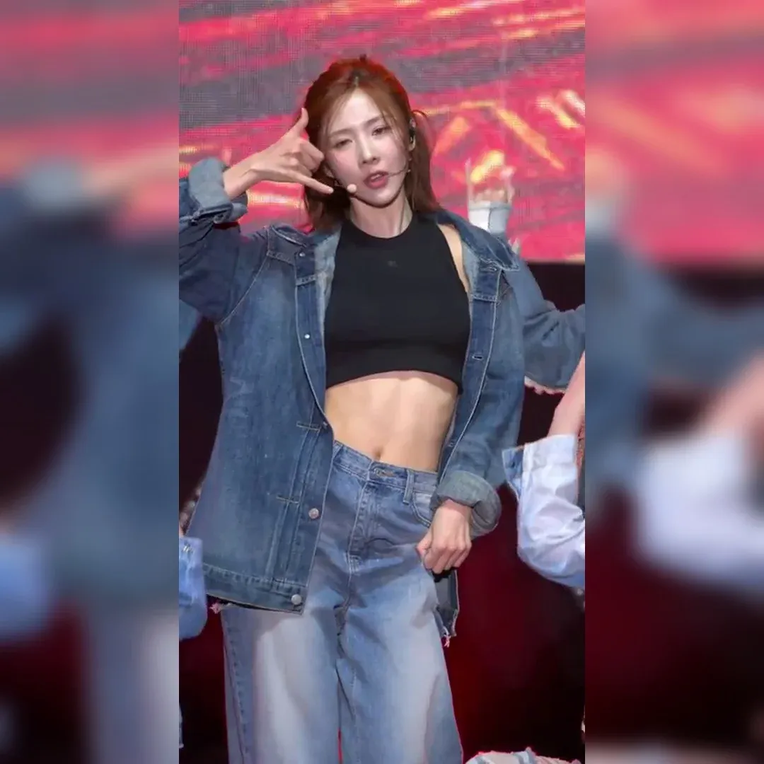 Dreamcatcher’s Yoohyeon Rocks Denim On Denim with Killer Abs and Tiny Waist🔥💦