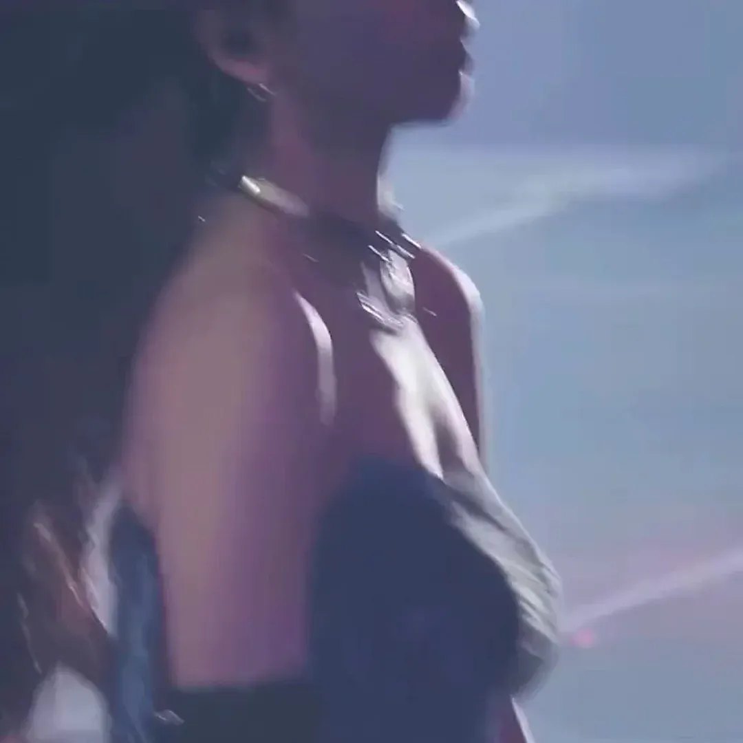 横から見たカリナ…オフショルダーで揺れる胸ライン…コアのバランスすごい