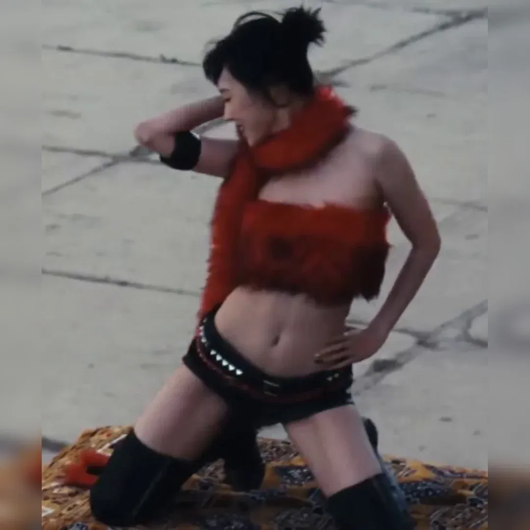 Aespa’s Winter Rocks the Stage with Red Fur Tube Top and Leather Hot Pants! Captivating Dance Moves and Killer Performance