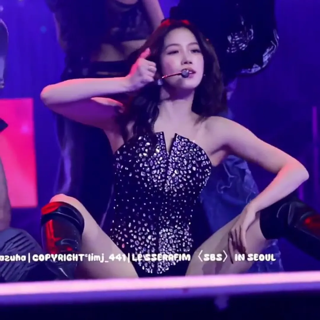 Kazuha内侧腿震撼全场，闪亮紧身衣短裤尽显魅力的歌谣大战直拍