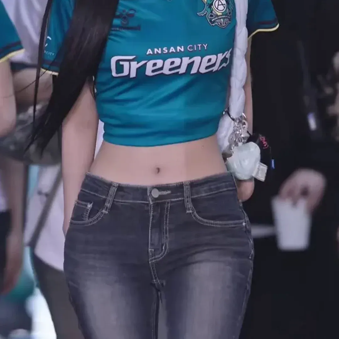 わあ、やばい!!! 緑のサッカーユニフォーム＋ジーンズのユンジン、くびれたウエスト＋ヒップラインでセクシー爆発🔥💦ㅠㅠ