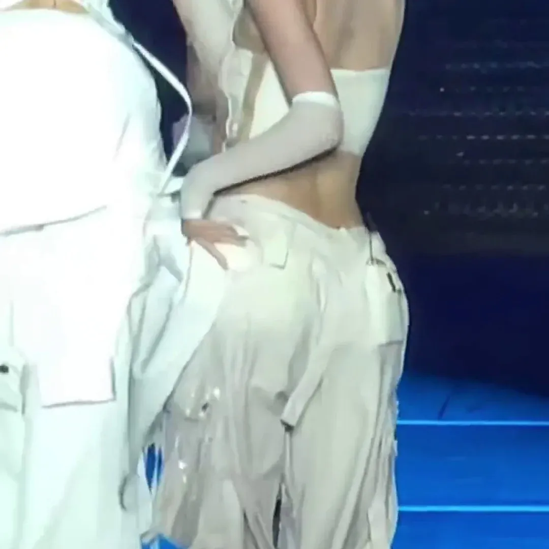 ルセラフィム ホン・ウンチェ、ポニーテールと白いチューブトップで驚きの背中美！史上最高のセクシーバックラインに目が離せない圧倒的ボディ