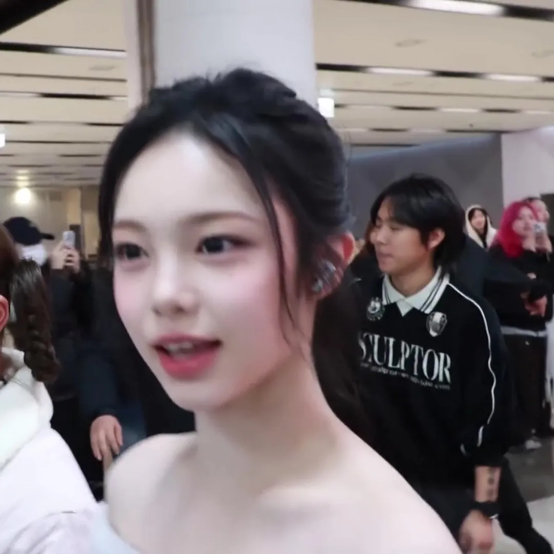 [ハーツトゥハーツ] イアンのオフショルダー衣装で際立つ白い肩ライン、驚異のフィジカル！レジェンド更新中…