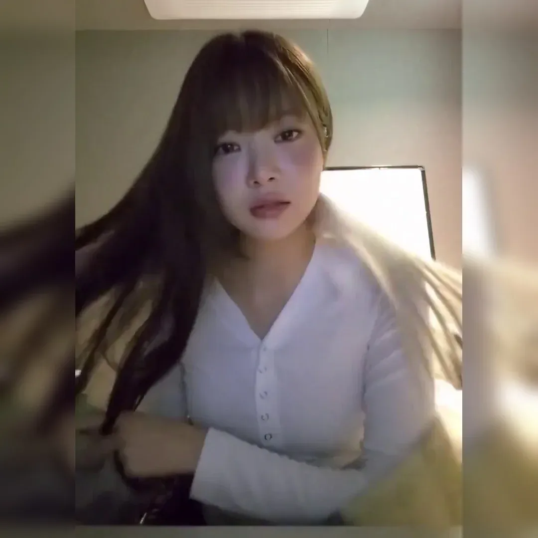 ルセラフィム ウンチェ ライブ 爆発的な魅力の白カラーTシャツ + 致命的な脚線美