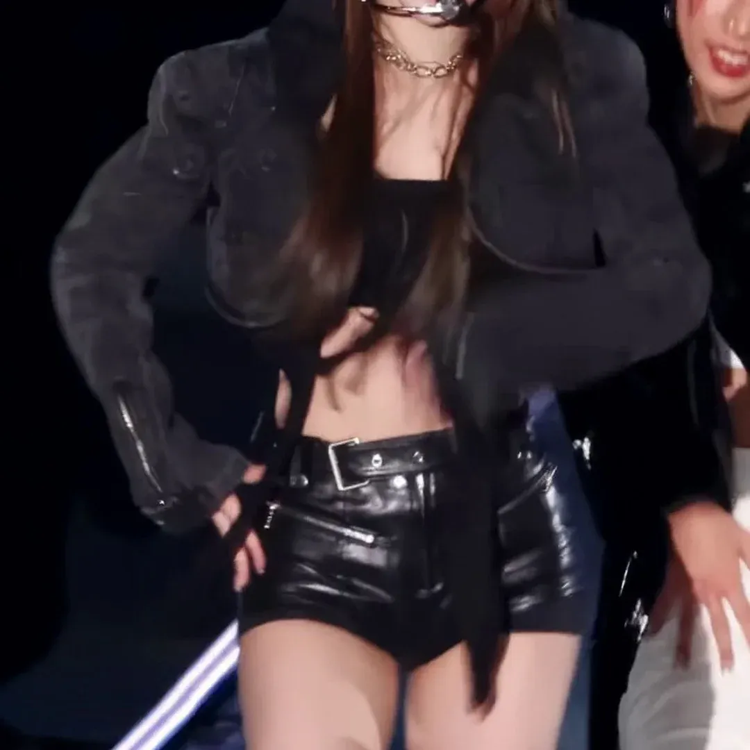 LE SSERAFIM 金采源，短皮褲展現誘惑致命性感爆發