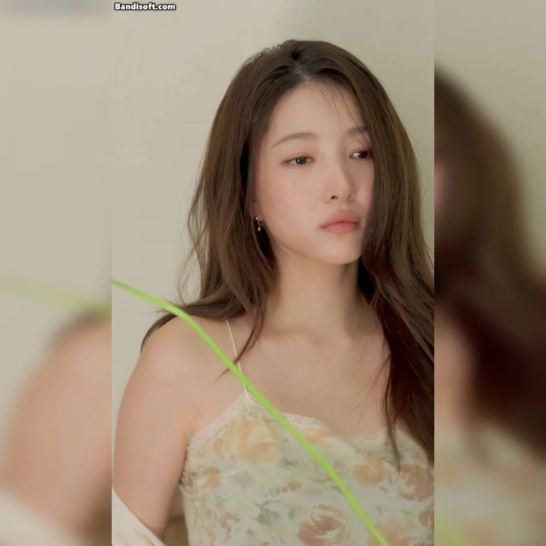 ソウォン、花柄のキャミソールで大胆アピール…肩のラインが美しすぎてびっくり😲