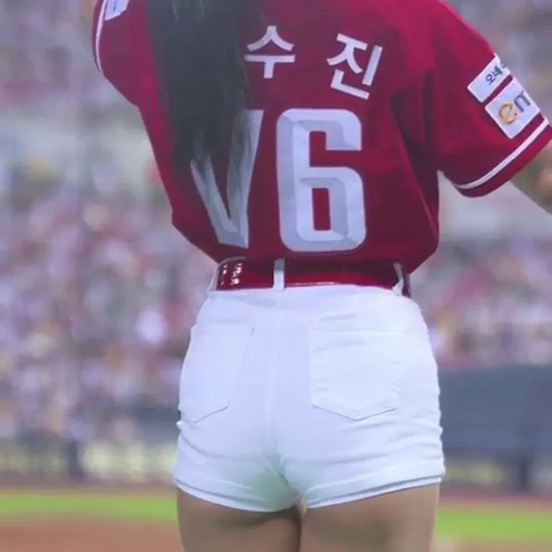 Leesu Jin’s Cheerleader Moves: Stunning Thighs and Perfect Physique in Hot Pants 🔥