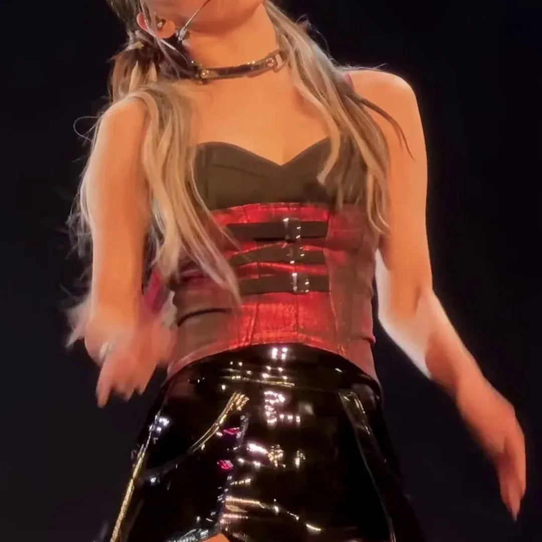 ITZY’s Yeji Stuns at Up-Close Concert! Thigh Silhouette in Fitted Skirt is Jaw-Dropping