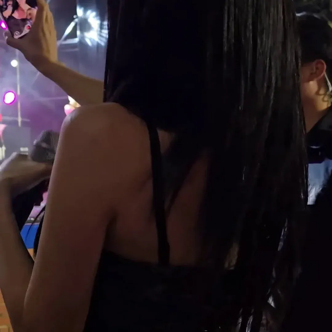 粉絲面前黑色內衣性感大爆發！娜緹致命性感曲線