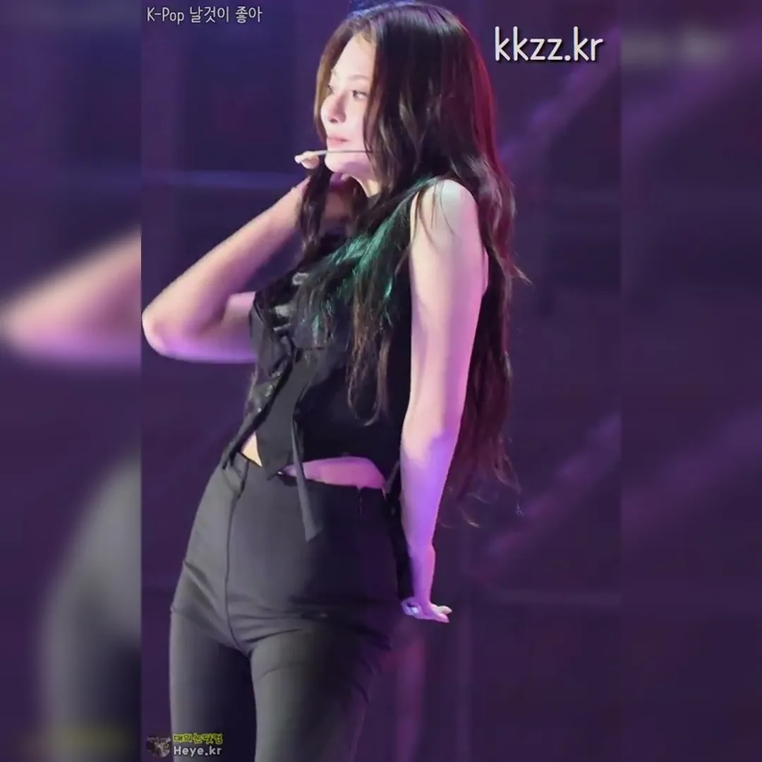 やばい！！プロミスナインのイ・ナギョン、タイトなヒップラインが破裂しそうな弾力感😭