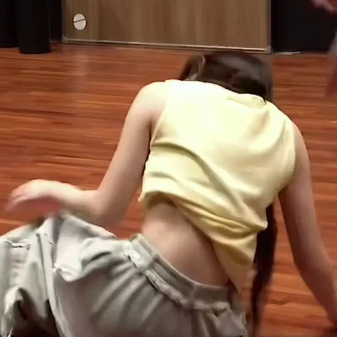 Minju’s Jaw-Dropping Hip Swing in Gray Tracksuit – 4K Details Are Insane!