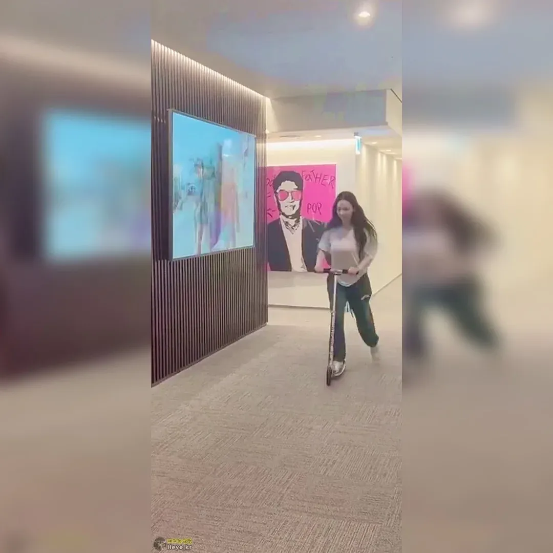 에스파 카리나 브라 터지는 흰 반팔티 미친 가슴골 무빙 폭발