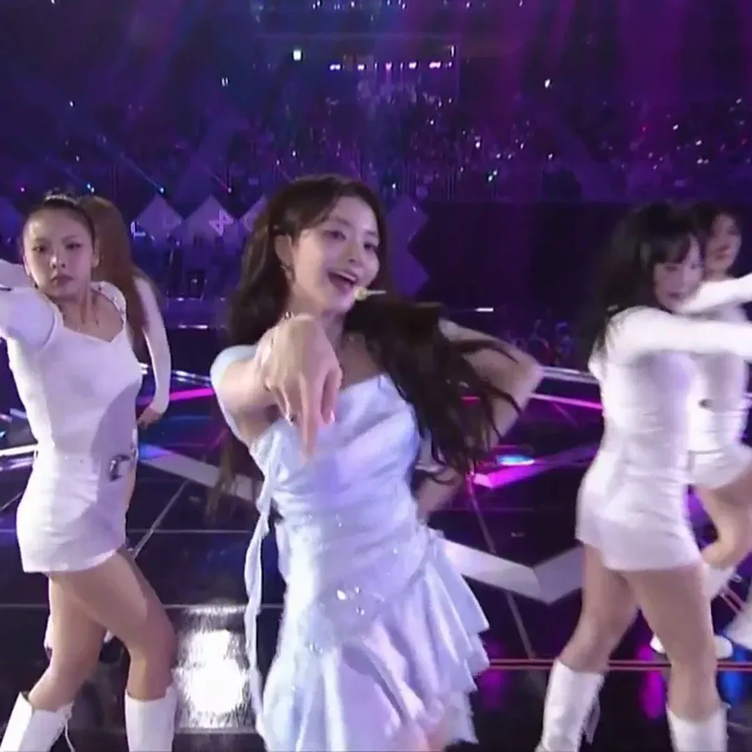 肩帶滑落的天藍色細肩帶上衣！fromis_9 李娜炅 性感火辣身材爆發